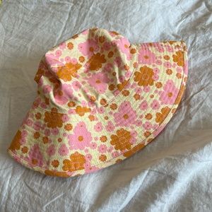Cute NEW urban outfitters bucket hat! NWT